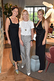 Nora Goller, Gabi Strassburger, Nicole Jüttner Fashion meets Art im Ingolstadt Village in Ingolstadt am 28.07.2020 Foto: BrauerPhotos / G.Nitschke